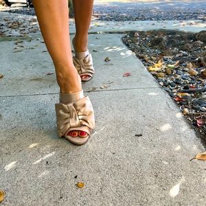 Beautiful shoes good condition, you can wear with jeans and dress 🎉🎉🎈🎊